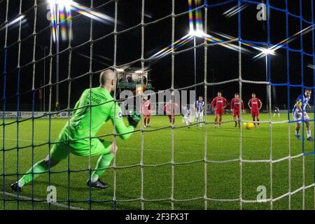 Le capitaine de Penybont Kane Owen marque le premier but de ses côtés à partir de la zone de pénalité. Penybont v Barry Town United au parc Bryntirion dans le premier ministre JD Cymru Banque D'Images