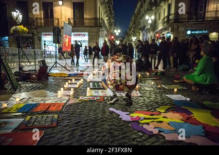 Barcelone, Catalogne, Espagne. 16 mars 2021. Le manifestant est vu se croupir à côté d'affiches et de bougies allumées. Des représentants à Barcelone du groupe colombien, des mères de faux positifs de Soacha et Bogotá (MAFAPO), une association composée de mères, de femmes, Filles et sœurs d'hommes tués par des soldats de l'Armée nationale colombienne de manière illégitime et présentés comme des guérilleros tués au combat entre 2006 et 2009, sous le gouvernement de Ãlvaro Uribe Vélez, Ils ont organisé une manifestation à Barcelone pour rendre mémoire et justice aux 6,402 personnes victimes de ce phénomène Banque D'Images