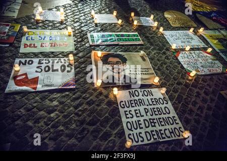 Barcelone, Catalogne, Espagne. 16 mars 2021. Bannière qui dit, ils ne sont pas des guérilleros, c'est le peuple qui défendent leurs droits. Représentants à Barcelone du groupe colombien, mères de faux positifs de Soacha et Bogotá (MAFAPO), une association composée de mères, épouses, Filles et sœurs d'hommes tués par des soldats de l'Armée nationale colombienne de manière illégitime et présentés comme des guérilleros tués au combat entre 2006 et 2009, sous le gouvernement de Ãlvaro Uribe Vélez, Ils ont organisé une manifestation à Barcelone pour rendre mémoire et justice aux 6,402 personnes qui ont été victimes Banque D'Images