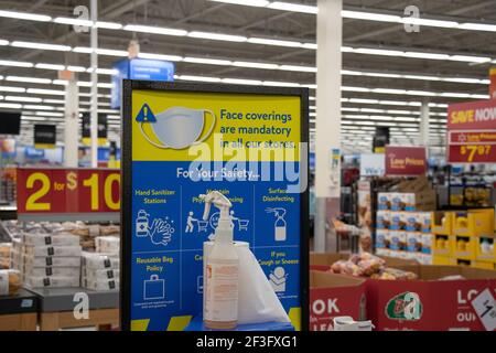 Courtenay, Canada - octobre 18,2020 : vue rapprochée de l'affiche à l'intérieur du magasin Walmart « les revêtements de visage sont obligatoires dans tous nos magasins » en raison de Covid-19 Banque D'Images