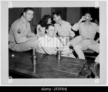 Vintage Photograph, soldat des États-Unis se détendant au Camp Huckstep, Égypte, Seconde Guerre mondiale, 1944 Banque D'Images