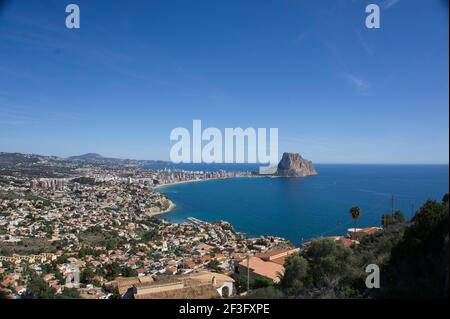 Vue sur la ville côtière d'Alfas del PI, située à Alicante, en Espagne. Plage Banque D'Images