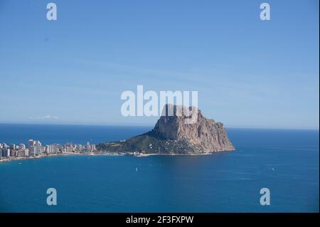 Vue sur la ville côtière d'Alfas del PI, située à Alicante, en Espagne. Plage Banque D'Images