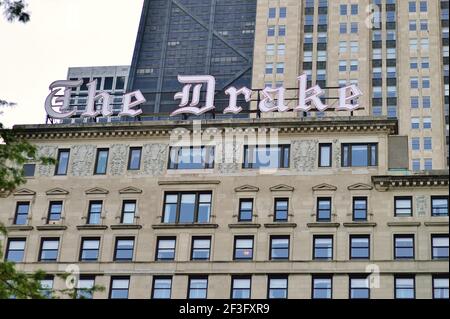 Chicago, Illinois, États-Unis. Le Drake Hotel est situé au sommet du Magnificent Mile et surplombe North Lake Shore Drive et le lac Michigan. Banque D'Images