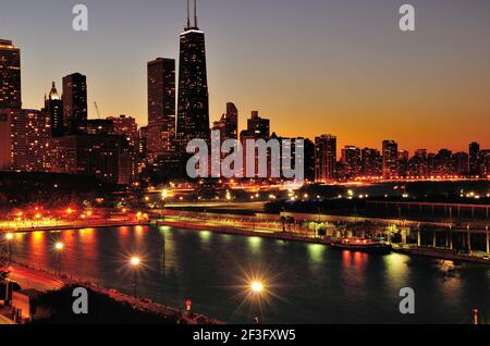 Chicago, Illinois, États-Unis. La nuit commence à dépasser le crépuscule au-dessus et au-delà de la ligne d'horizon de Chicago, le long de North Michigan Avenue et de Lake Shore Drive. Banque D'Images