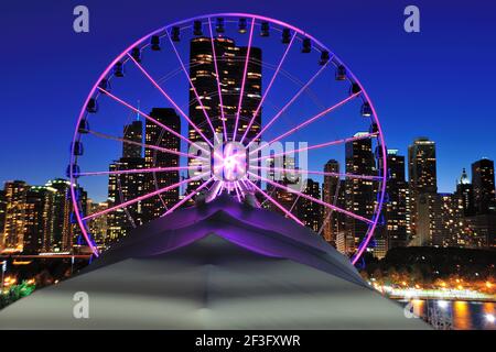 Chicago, Illinois, États-Unis. La nuit commence à dépasser le crépuscule au-dessus et au-delà de l'horizon de Chicago et de la roue Centennial à Navy Pier. Banque D'Images