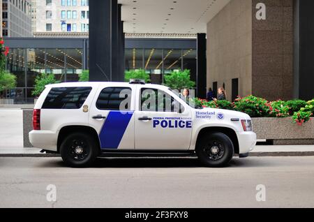 Chicago, Illinois, États-Unis. Véhicule du département américain de la sécurité intérieure stationné près du bâtiment fédéral de Kluczynski. Banque D'Images