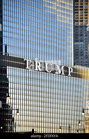 Chicago, Illinois, États-Unis. Trump Tower reflétant le lever du soleil au début de la matinée de l'automne. Banque D'Images