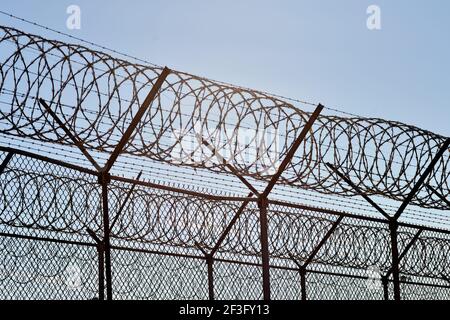 Chicago, Illinois, États-Unis. Double clôture en barbelés autour d'une section de la prison du comté de Cook. Banque D'Images