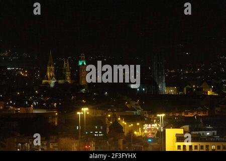 Cork, Irlande. 16 mars 2021. Shandon s'allume en vert pour la St Patrick, Cork, Irlande. L'église Sainte-Anne, Shandon, a été éclairée en vert ce soir pour marquer la Saint-Patrick demain. L'église qui domine l'horizon de la ville a pu être vue avec la cathédrale du Nord en premier plan et la cathédrale Saint-fin-barres en arrière-plan. Credit: Damian Coleman/Alay Live News Banque D'Images