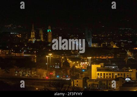 Cork, Irlande. 16 mars 2021. Shandon s'allume en vert pour la St Patrick, Cork, Irlande. L'église Sainte-Anne, Shandon, a été éclairée en vert ce soir pour marquer la Saint-Patrick demain. L'église qui domine l'horizon de la ville a pu être vue avec la cathédrale du Nord en premier plan et la cathédrale Saint-fin-barres en arrière-plan. Credit: Damian Coleman/Alay Live News Banque D'Images