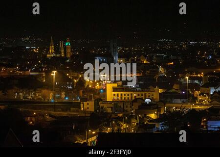 Cork, Irlande. 16 mars 2021. Shandon s'allume en vert pour la St Patrick, Cork, Irlande. L'église Sainte-Anne, Shandon, a été éclairée en vert ce soir pour marquer la Saint-Patrick demain. L'église qui domine l'horizon de la ville a pu être vue avec la cathédrale du Nord en premier plan et la cathédrale Saint-fin-barres en arrière-plan. Credit: Damian Coleman/Alay Live News Banque D'Images