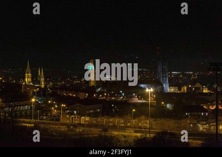 Cork, Irlande. 16 mars 2021. Shandon s'allume en vert pour la St Patrick, Cork, Irlande. L'église Sainte-Anne, Shandon, a été éclairée en vert ce soir pour marquer la Saint-Patrick demain. L'église qui domine l'horizon de la ville a pu être vue avec la cathédrale du Nord en premier plan et la cathédrale Saint-fin-barres en arrière-plan. Credit: Damian Coleman/Alay Live News Banque D'Images