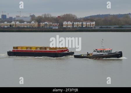 La RÉCUPÉRATION de remorqueurs de Cory Riverside Energy en direction de la Tamise London tractage toute nouvelle barge de déchets appelée TEES Banque D'Images