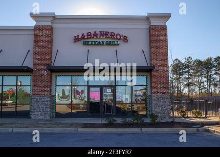 Columbia County, GA USA - 02 23 21 : façade avant du restaurant-bar Habaneros Mexican Grill Banque D'Images