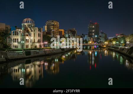 Hiroshima Peace Park et Atomic Dome la nuit avec des lumières réfléchissantes dans l'eau Banque D'Images