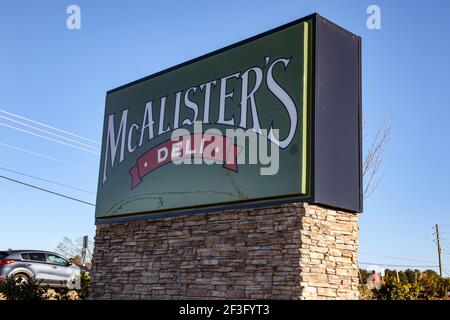 Columbia County, GA USA - 02 23 21 : panneau de rue du restaurant McAllisters et voiture garée ciel bleu clair Banque D'Images