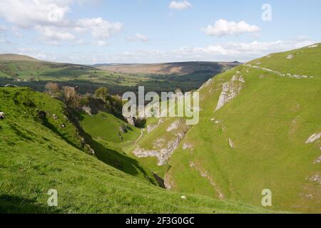 Grotte dale gorge Castleton Derbyshire Angleterre Royaume-Uni, parc national anglais campagne britannique Peak District paysage, vue panoramique vallée calcaire sèche Banque D'Images