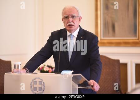 Athènes, Grèce. 16 mars 2021. Riyad al-Maliki Ministre des Affaires étrangères de l'Autorité nationale palestinienne, au cours des déclarations à la presse avec le Ministre grec des Affaires étrangères Nikos Dendias. (Photo par Dimitrios Karvountzis/Pacific Press) crédit: Pacific Press Media production Corp./Alay Live News Banque D'Images