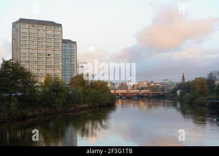 Tour résidentielle de grande hauteur, éclairée tôt le matin par le soleil au bord de la rivière Clyde, dans le centre-ville de Glasgow, Écosse, Royaume-Uni Banque D'Images