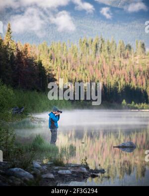 Un photographe fait la queue lors d'une belle matinée ensoleillée au lac Patricia, dans le parc national Jasper. Banque D'Images