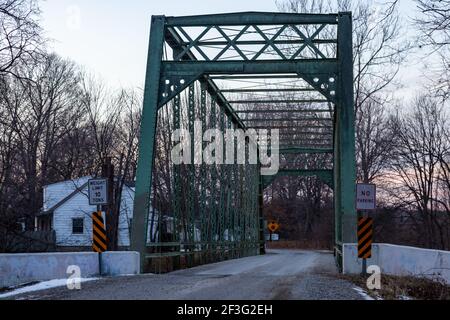 Le pont Van Zile Road 1883, AKA: Hursh Mill Bridge ou Hurshtown Bridge, traverse la rivière St. Joseph dans le comté d'Allen près de Grabill, Indiana, États-Unis. Banque D'Images