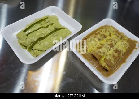 Un grand ange de tamales avec rajas et tacos avec haricots et fromage Banque D'Images