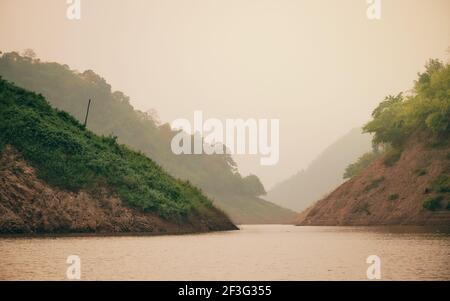 Le paysage à l'intérieur du barrage Khun Dan Prakan Chon, province de Nakorn Nayok, Thaïlande Banque D'Images