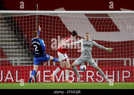 MIDDLESBROUGH, ANGLETERRE. 16 MARS : Daniel Iversen de Preston North End sauve de Paddy McNair lors du match de championnat Sky Bet entre Middlesbrough et Preston North End au stade Riverside, à Middlesbrough, le mardi 16 mars 2021. (Credit: Mark Fletcher | MI News) Credit: MI News & Sport /Alay Live News Banque D'Images