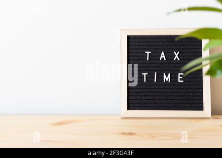 Tableau de lettres en feutre noir pour les heures d'imposition sur la table. Concepts commerciaux. Banque D'Images