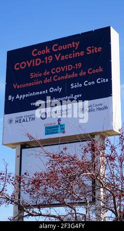 Affiche bilingue devant le site du vaccin COVID-19 du comté de Cook. Le site est le premier établissement à grande échelle de l'Illinois à administrer le vaccin J&J. Banque D'Images