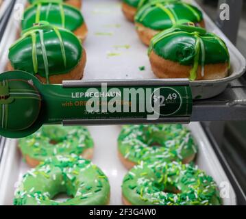 New York, NY - 16 mars 2021 : le magasin vedette Krispy Kreme sur Times Square est l'un des endroits où les fans peuvent obtenir gratuitement des Green Donuts pour la fête de la Saint-Patrick Banque D'Images