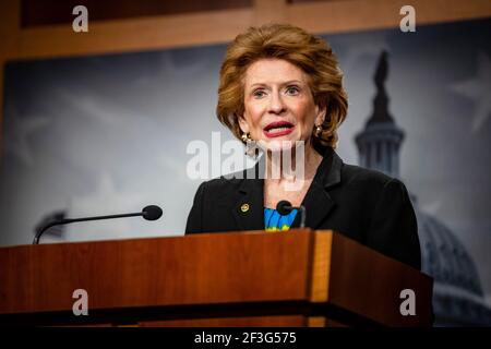 Le sénateur américain Debbie Stabenow (démocrate du Michigan), parle lors d'une conférence de presse avec le leader de la majorité au Sénat Chuck Schumer de New York (non représenté) et les sénateurs démocrates (non représenté) Richard Durbin de l'Illinois et Patty Murray de Washington au Capitole des États-Unis à Washington, DC, États-Unis, le mardi 16 mars, 2021. Le prochain grand paquet économique du président Biden a aidé à lancer un débat houleux parmi les Républicains sur la question de savoir s'il faut participer au retour des projets de dépenses dédiées des législateurs, connus sous le nom de Earmarks, une tussle qui pourrait être la clé de son succès.Credit: Samuel Corum Banque D'Images