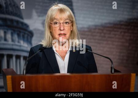 Le sénateur américain Patty Murray (démocrate de Washington), parle lors d'une conférence de presse avec le chef de la majorité au Sénat Chuck Schumer de New York (non représenté) et les sénateurs démocrates (non représenté) Richard Durbin de l'Illinois et Debbie Stabenow du Michigan au Capitole des États-Unis à Washington, DC, États-Unis, le mardi 16 mars, 2021. Le prochain grand paquet économique du président Biden a contribué à lancer un débat houleux parmi les Républicains sur la question de savoir s'il faut participer au retour des projets de dépenses dédiées des législateurs, connus sous le nom de Earmarks, une tussle qui pourrait être la clé de son succès. Crédit: Samuel Coru Banque D'Images