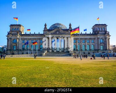 Le Reichstag bâtiment à Berlin - Allemagne - jour ensoleillé en hiver. Parlement Banque D'Images