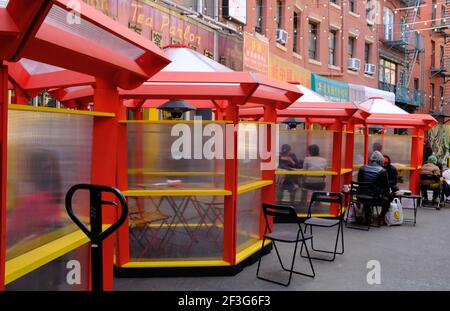 Sièges extérieurs et cabanes à manger extérieures couvertes de Nom Wah Salon de thé sur Doyers Street dans le quartier chinois de Manhattan pendant Covid-19 Pandémie.New York City.USA Banque D'Images