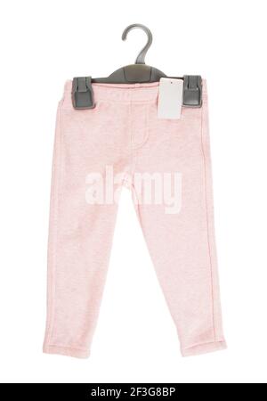 Pantalon de sport en coton rose pour enfants sur cintre en plastique noir. Isolé sur un fond blanc. Banque D'Images