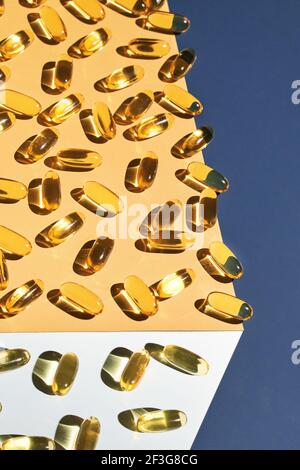 Capsules de gel omega3 sur le chariot. Ombre du soleil. Vitamine jaune. Santé manger Banque D'Images