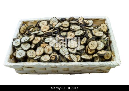 Les bananes vertes biologiques crues sont coupées en tranches pour sécher à partir d'un bain de soleil doux dans un panier en bambou isolé sur fond blanc. Enregistrées avec un chemin d'écrêtage. Banque D'Images