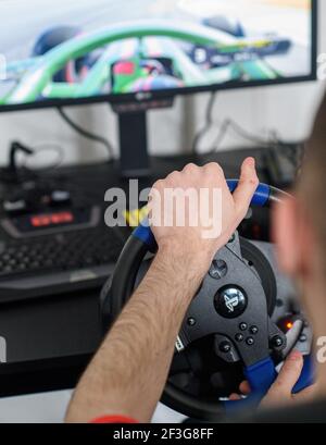 Magdebourg, Allemagne. 16 mars 2021. Un e-sportif s'entraîne sur un ordinateur avec un jeu de course. Avec le 'e-Sport Hub', Saxe-Anhalt fait la promotion d'un pôle de jeu compétitif sur les ordinateurs. Le hub vise à ouvrir le facteur économique des e-sports aux entreprises de l'État et à promouvoir son image publique. Credit: Klaus-Dietmar Gabbert/dpa-Zentralbild/dpa/Alay Live News Banque D'Images