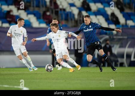 Madri, Espagne. 16 mars 2021. Le Luka Modric (devant en L) du Real Madrid rivalise avec le Josip Ilicic d'Atalanta lors d'un match de football de la Ligue des champions de l'UEFA de 16 secondes entre le Real Madrid et Atlanta à Madrid, Espagne, le 16 mars 2021. Credit: Meng Dingbo/Xinhua/Alay Live News Banque D'Images