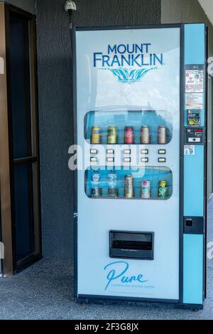 MacKay, Queensland, Australie - Mars 2021: Bouteille d'eau et boissons non alcoolisées à vendre à partir de pièces dans la machine à sous Banque D'Images