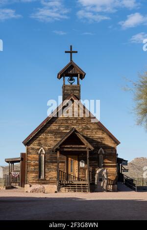 L'ancienne église au bout de main Street dans l'ancienne ville fantôme minière de Goldfield, Arizona. Banque D'Images