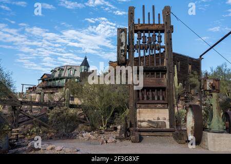 Un authentique moulin à cinq timbres pour écraser le minerai des années 1800 dans la vieille ville fantôme minière de Goldfield, Arizona. Banque D'Images