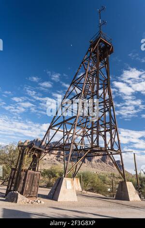 Une ancienne tête d'exploitation minière authentique dans la ville fantôme minière de Goldfield, Arizona. Utilisé pour soulever des hommes et des matériaux à l'intérieur et à l'extérieur de l'arbre de mine. Banque D'Images