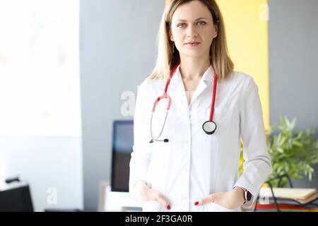Portrait d'une femme médecin avec stéthoscope autour de son cou clinique Banque D'Images