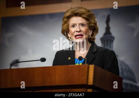 Le sénateur Debbie Stabenow, démocrate du Michigan, parle lors d'une conférence de presse avec le chef de la majorité au Sénat Chuck Schumer de New York (non représenté) et les sénateurs démocrates (non représenté) Richard Durbin de l'Illinois et Patty Murray de Washington au Capitole des États-Unis à Washington, DC, USA, le mardi 16 mars 2021. Le prochain grand paquet économique du président Biden a contribué à lancer un débat houleux parmi les Républicains sur la question de savoir s'il faut participer au retour des projets de dépenses dédiées des législateurs, connus sous le nom de marques de commerce, une tulle qui pourrait être la clé de son succès. Photo par Samuel Corum/Pool/ABACAPR Banque D'Images