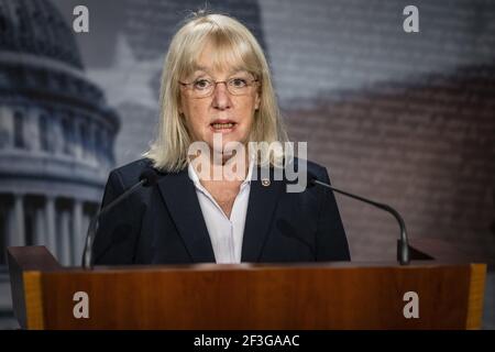 Le sénateur Patty Murray, un démocrate de Washington, parle lors d'une conférence de presse avec le chef de la majorité au Sénat Chuck Schumer de New York (non représenté) et les sénateurs démocrates (non représenté) Richard Durbin de l'Illinois et Debbie Stabenow du Michigan au Capitole des États-Unis à Washington, DC, USA, le mardi 16 mars 2021. Le prochain grand paquet économique du président Biden a contribué à lancer un débat houleux parmi les Républicains sur la question de savoir s'il faut participer au retour des projets de dépenses dédiées des législateurs, connus sous le nom de marques de commerce, une tulle qui pourrait être la clé de son succès. Photo par Samuel Corum/Pool/ABACAPR Banque D'Images