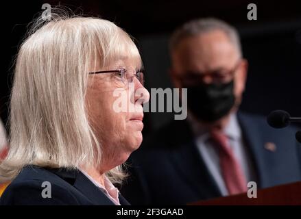 Le sénateur Patty Murray, D-WA, s'exprime aux côtés du chef de la majorité au Sénat Charles Schumer, D-NY, lors d'une conférence de presse au Capitole des États-Unis à Washington, DC, USA, le mardi 16 mars 2021. Photo de Kevin Dietsch/Pool/ABACAPRESS.COM Banque D'Images