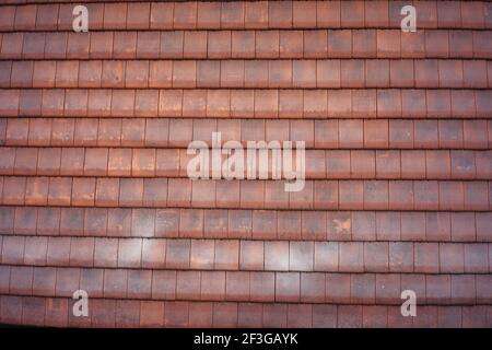 Décoration traditionnelle en Indonésie. Toit rouge composé d'un mélange de ciment et de sol. Design extérieur du bâtiment Banque D'Images